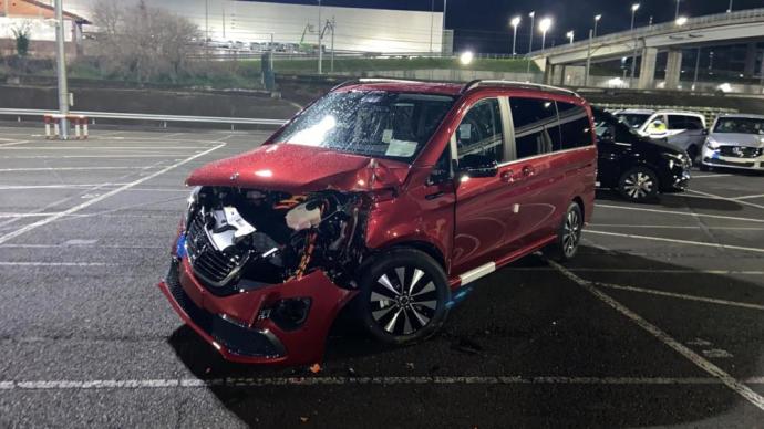 Furgoneta destrozada las pasadas navidades en la planta de Mercedes