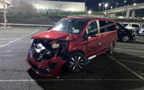Furgoneta destrozada las pasadas navidades en la planta de Mercedes