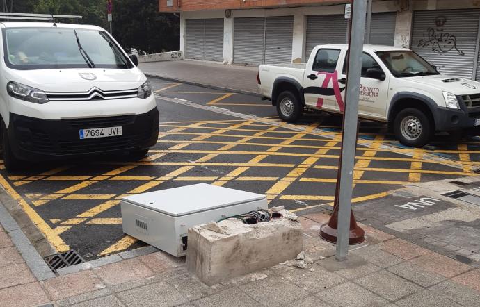 El vandalismo afectó a los dos armarios que controlan los pivotes que peatonalizan el paseo.