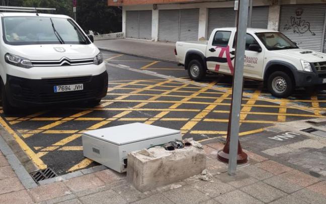 El vandalismo afectó a los dos armarios que controlan los pivotes que peatonalizan el paseo. El vandalismo afectó a los dos armarios que controlan los pivotes que peatonalizan el paseo.