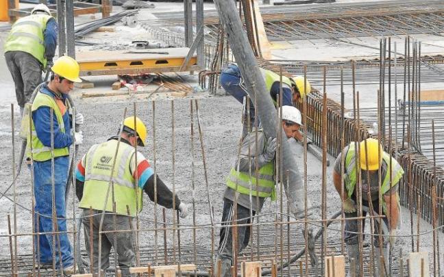 Varios operarios trabajan en una obra.