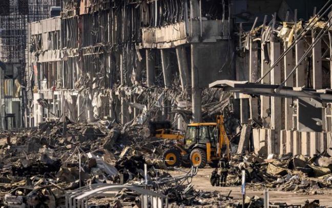 Bomberos ucranianos trabajan en los escombros de un centro comercial en Retroville.