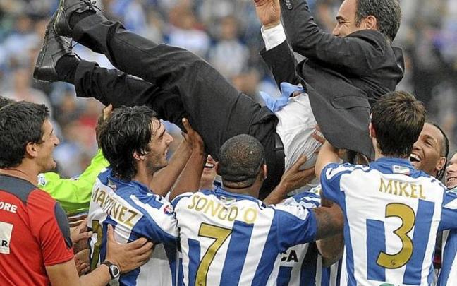 Martín Lasarte es manteado por sus jugadores.