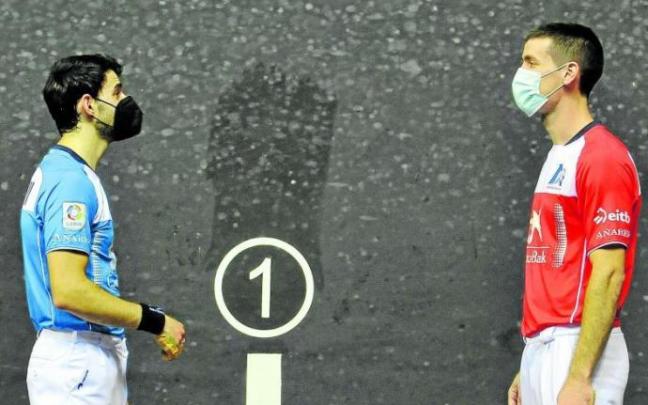 Jokin Altuna y Beñat Rezusta posan en el frontón Bizkaia de Bilbao. Foto: Oskar González