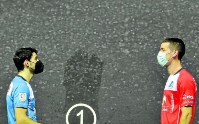 Jokin Altuna y Beñat Rezusta posan en el frontón Bizkaia de Bilbao. Foto: Oskar González