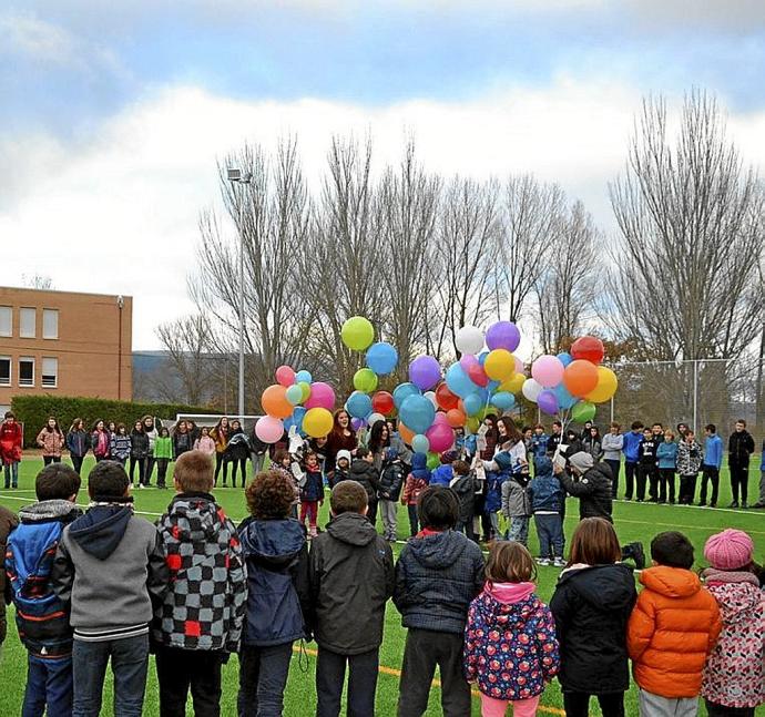 Globos contra el bullying en Santa Cruz de Campezo. Foto: P.J.P.