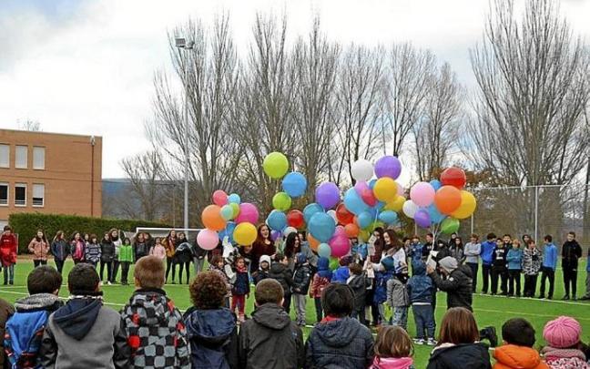 Globos contra el bullying en Santa Cruz de Campezo. Foto: P.J.P.
