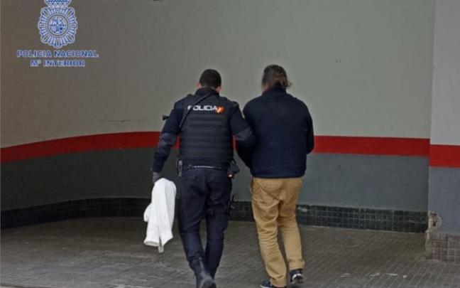 Un hombre es detenido por intentar secuestrar a una niña. Un hombre es detenido por intentar secuestrar a una niña.