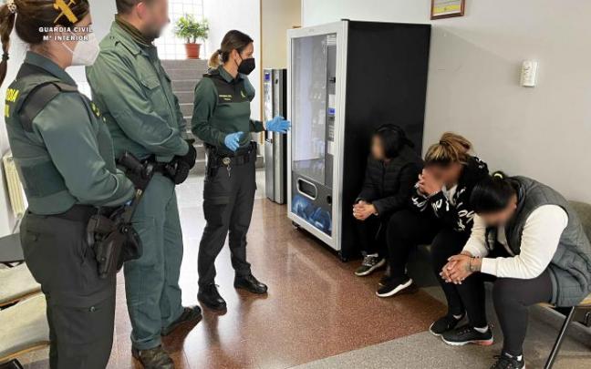 Agentes de la Guardia Civil junto a las tres mujeres detenidas