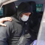 Agentes de la Ertzaintza trasladan al detenido por su presunta vinculación con los asesinatos de hombres en Bilbao.