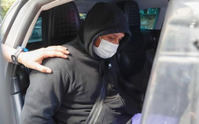 Agentes de la Ertzaintza trasladan al detenido por su presunta vinculación con los asesinatos de hombres en Bilbao.