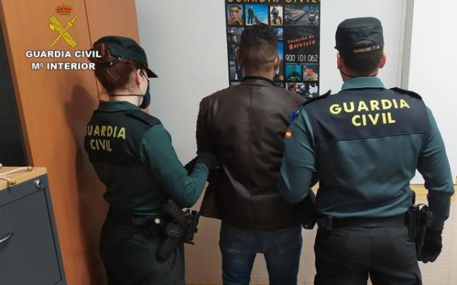 Imagen del detenido, custodiado por la Guardia Civil