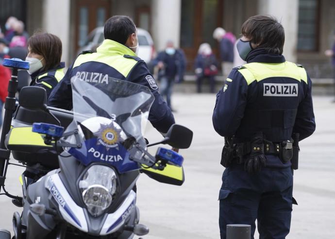 Dos agentes de policía en Vitoria.