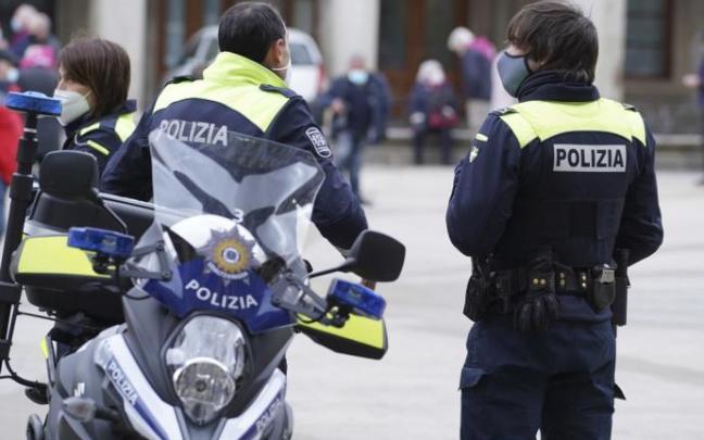 Dos agentes de policía en Vitoria.