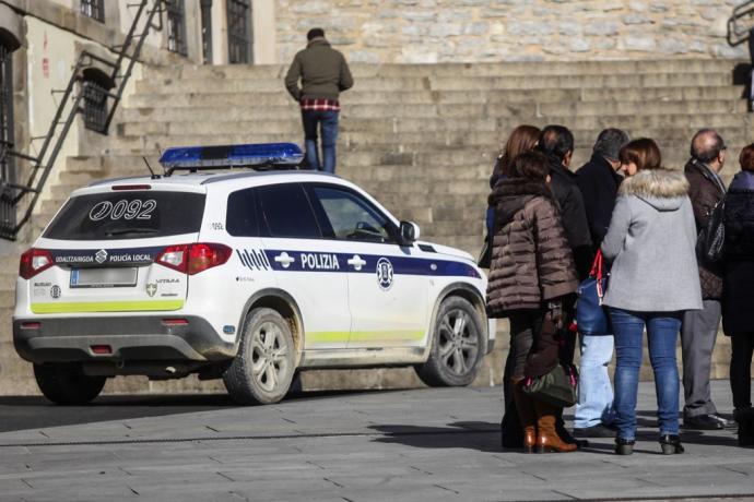 Un coche de la Policía Local patrulla por el centro de Vitoria.