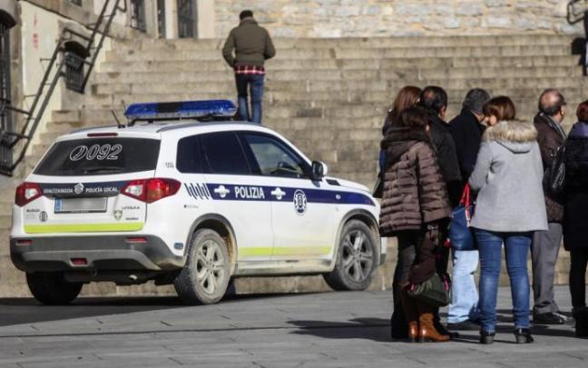 Un coche de la Policía Local patrulla por el centro de Vitoria.