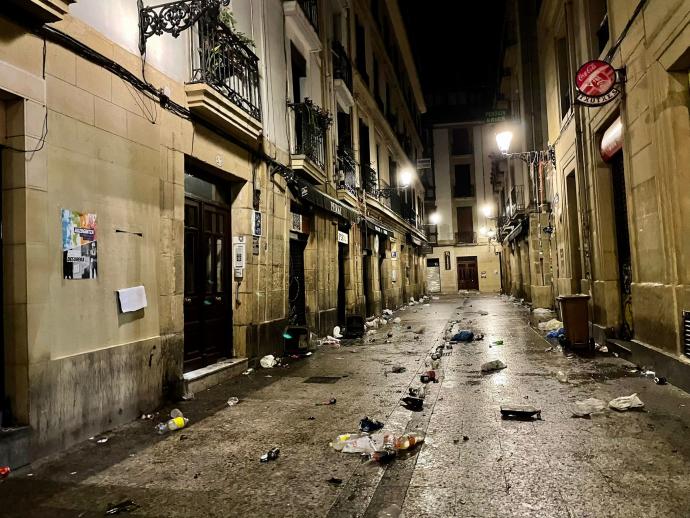 Restos tras las trifulcas producidas en la madrugada del viernes al sábado en la Parte Vieja de Donostia