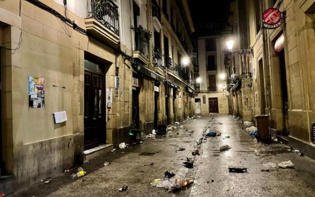 Restos tras las trifulcas producidas en la madrugada del viernes al sábado en la Parte Vieja de Donostia Restos tras las trifulcas producidas en la madrugada del viernes al sábado en la Parte Vieja de Donostia