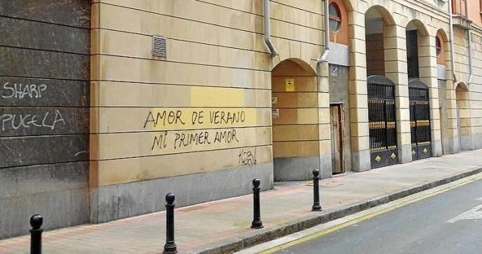 La lonja okupada ilegalmente por unos jóvenes está en la Travesía de Ibarra de Barakaldo.