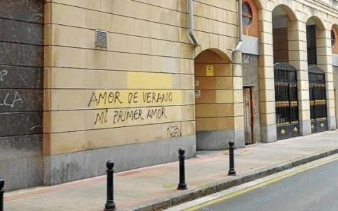 La lonja okupada ilegalmente por unos jóvenes está en la Travesía de Ibarra de Barakaldo.