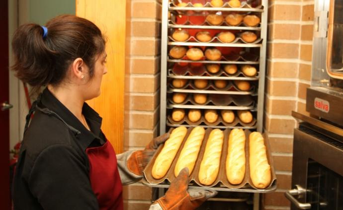 Una empleada de una panadería, ajena a la información.