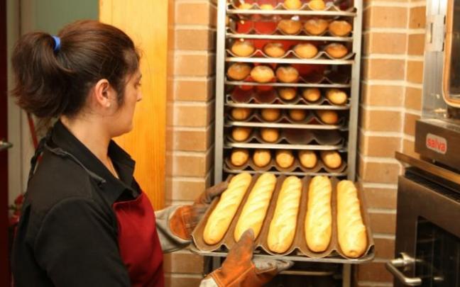 Una empleada de una panadería, ajena a la información. Una empleada de una panadería, ajena a la información.
