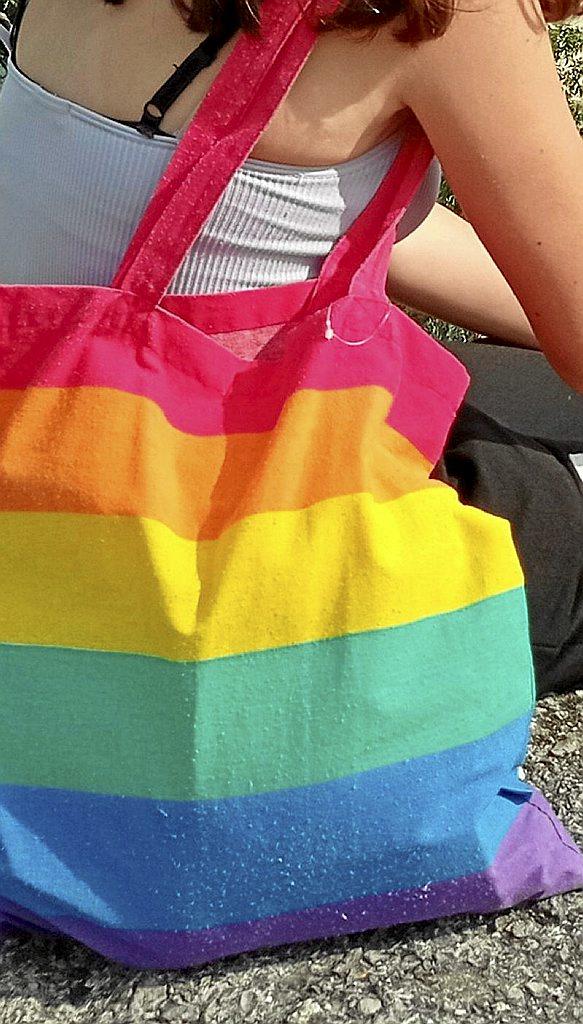 Bolso con los colores de la bandera LGTBI. Foto: @Lanbrusko/Twitter