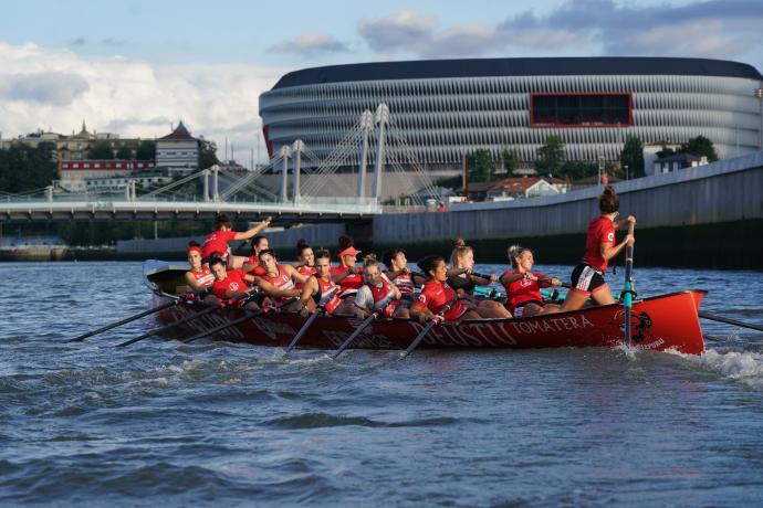 Las remeras de Deusto, en el entrenamiento del pasado jueves, surcan la ría de Bilbao.