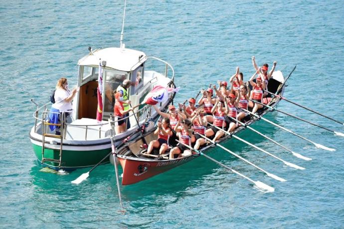 La trainera de Deusto celebra su victoria en Donostia.