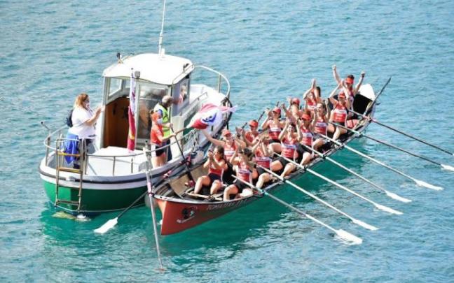 La trainera de Deusto celebra su victoria en Donostia.