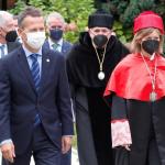 Autoridades acompañan al rector de la Universidad de Deusto.