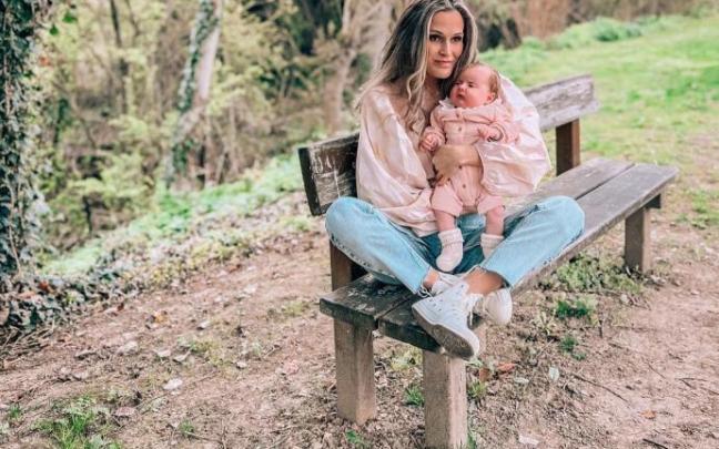 Verdeliss, con su hija pequeña, Deva.