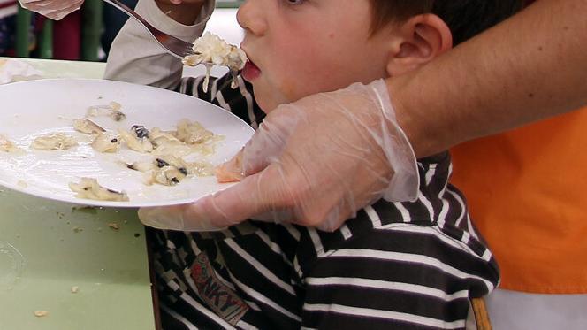 Un ni&ntilde;o, en un comedor infantil