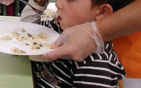 Un ni&ntilde;o, en un comedor infantil