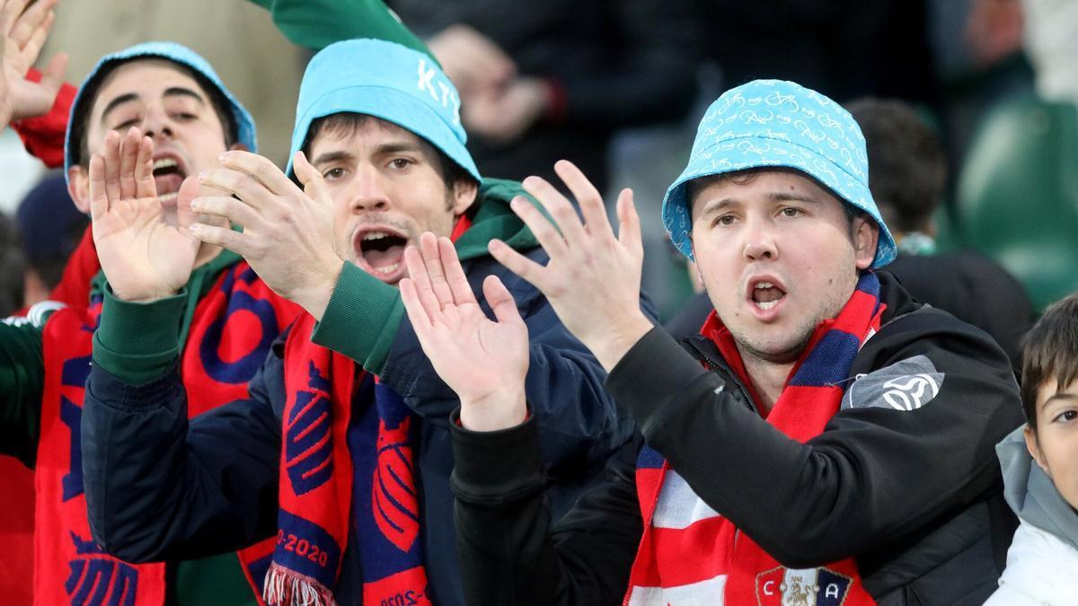 Aficionados de Osasuna este domingo en el Martínez Valero de Elche.