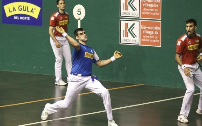 Ezkurdia se dispone a golpear la pelota en presencia de Urrutikoetxea y Albisu. Ezkurdia se dispone a golpear la pelota en presencia de Urrutikoetxea y Albisu.