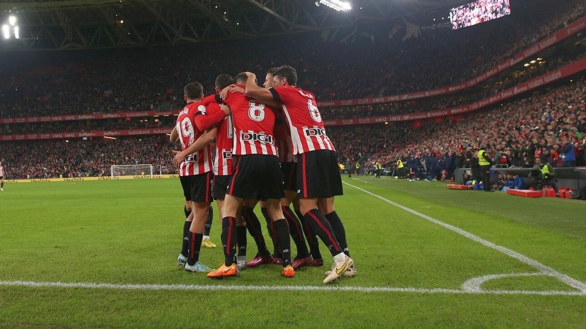 Los jugadores del Athletic celebran el gol de Óscar de Marcos al Espanyol, con el que los rojiblancos sellaron el pase a cuartos de final de la Copa.