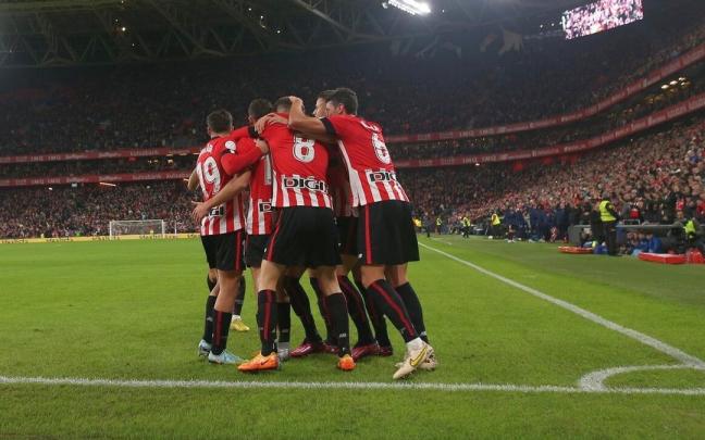 Los jugadores del Athletic celebran el gol de Óscar de Marcos al Espanyol, con el que los rojiblancos sellaron el pase a cuartos de final de la Copa. Los jugadores del Athletic celebran el gol de Óscar de Marcos al Espanyol, con el que los rojiblancos sellaron el pase a cuartos de final de la Copa.