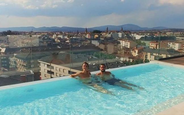 Dos usuarios del apartahotel en la piscina Dos usuarios del apartahotel en la piscina