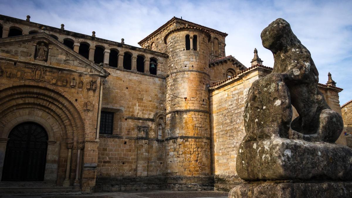 Fachada de la colegiata de Santa Juliana, uno de los principales monumentos de Santillana del Mar.