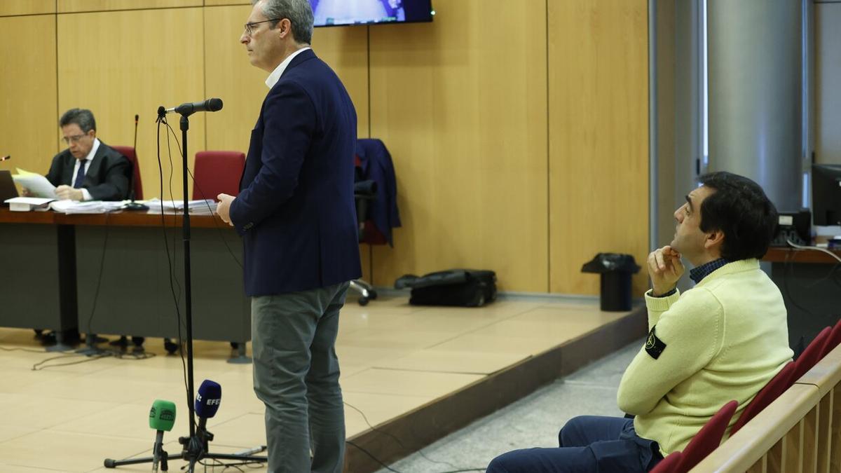 El diputado general, Markel Olano, declarando este mi&eacute;rcoles, ante la atenta mirada del empresario I&ntilde;aki Badiola