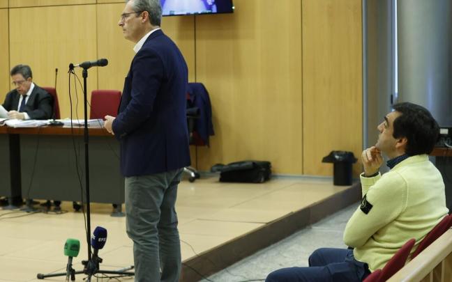 El diputado general, Markel Olano, declarando este mi&eacute;rcoles, ante la atenta mirada del empresario I&ntilde;aki Badiola