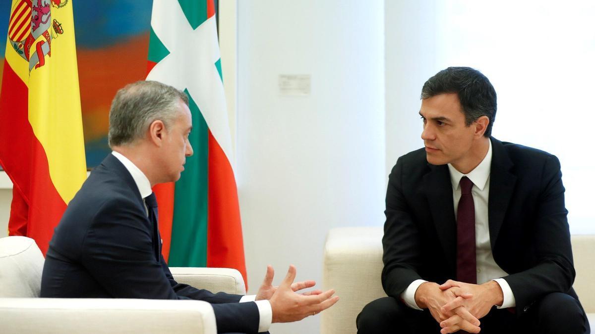 El lehendakari, Iñigo Urkullu, con el presidente del Gobierno español, Pedro Sánchez, en una reunión previa a la pandemia