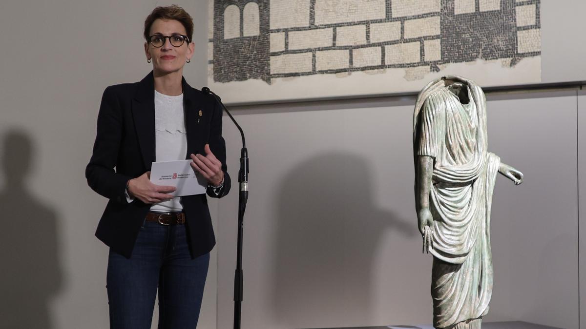 María Chivite, en la visita al Museo de Navarra para conocer los estudios y análisis sobre el Togado de Pompelo.