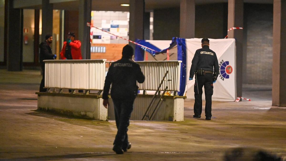 Agentes de la Ertzaintza desplazados el miércoles al lugar de los hechos, en unos soportales de la calle Antonio María Labaien de Donostia.