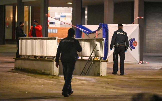 Agentes de la Ertzaintza desplazados el miércoles al lugar de los hechos, en unos soportales de la calle Antonio María Labaien de Donostia. Agentes de la Ertzaintza desplazados el miércoles al lugar de los hechos, en unos soportales de la calle Antonio María Labaien de Donostia.