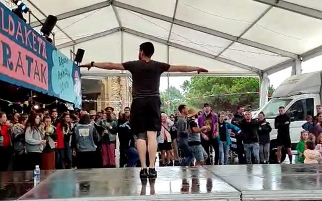 Piratek euriaren aurka dantzatu dute