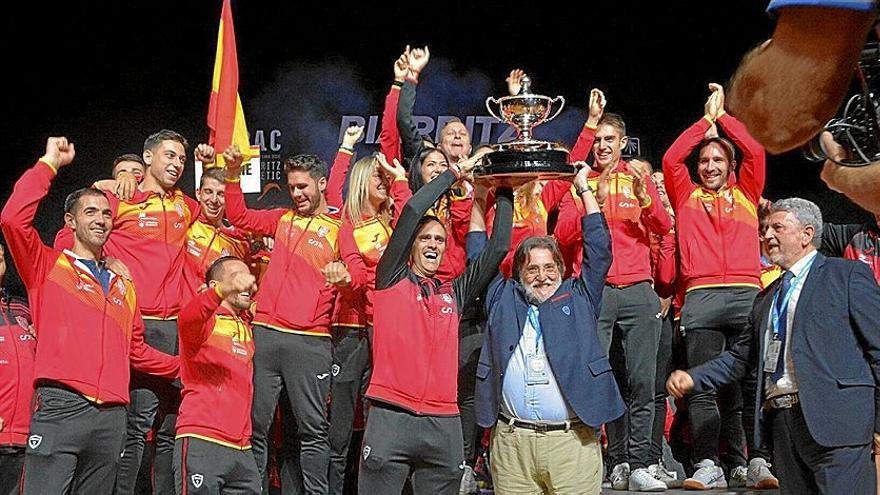 El navarro Xabier Asiáin, director deportivo de la Federación Española de Pelota, recibe el trofeo.