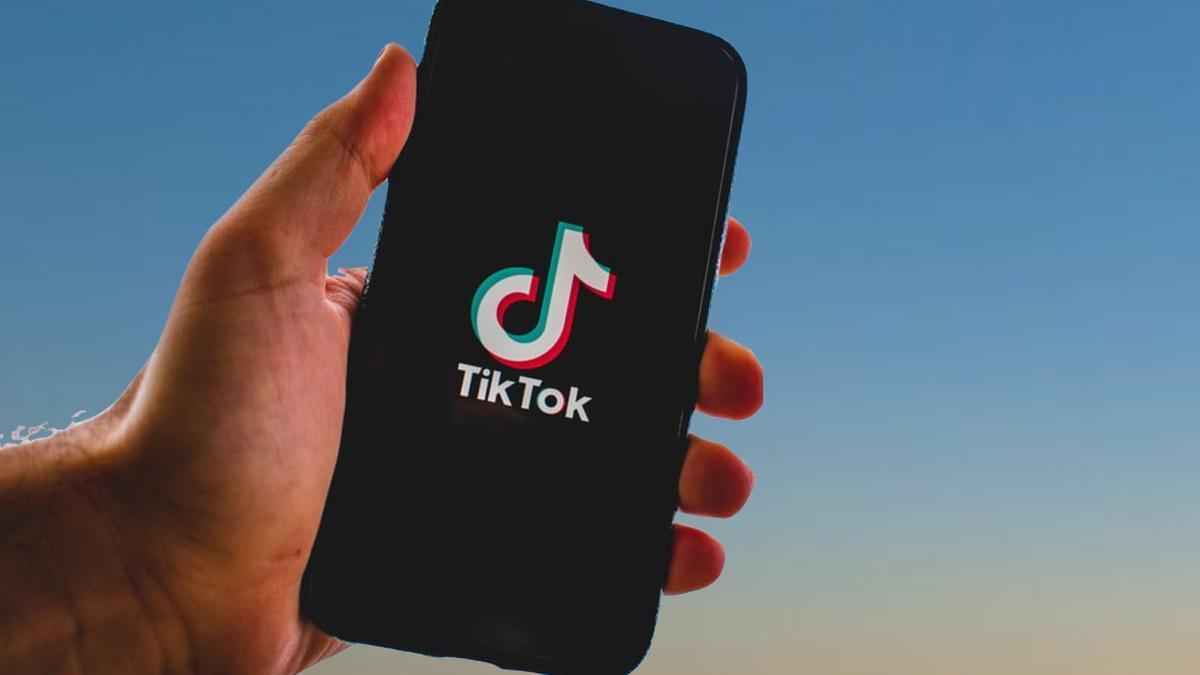 Un usuario abre la aplicación de Tik Tok