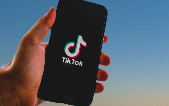 Un usuario abre la aplicación de Tik Tok
